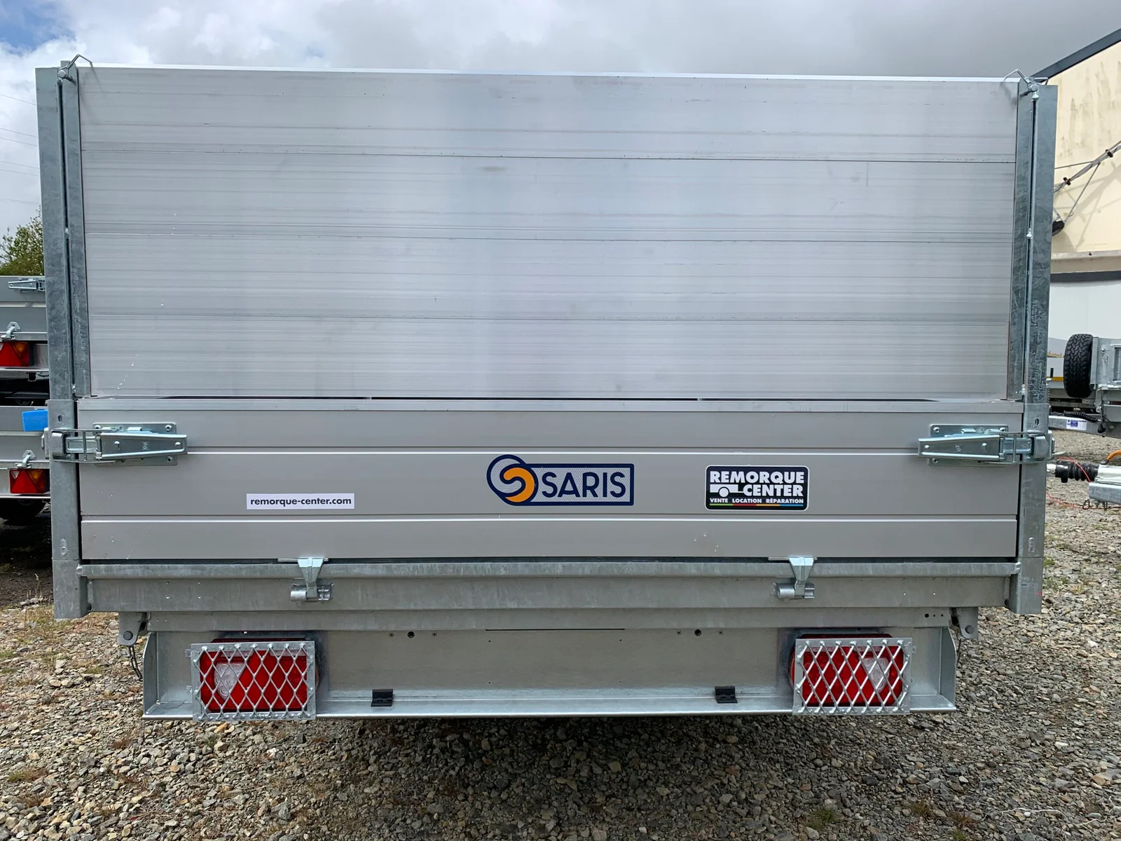 remorque tri benne saris – k3 306 – 306 x 184 – ptac : 3500 kg – 2 essieux – freinée – pompe electrique remorque tri benne saris – k3 306 – 306 x 184 – ptac : 3500 kg – 2 essieux – freinée – pompe electrique